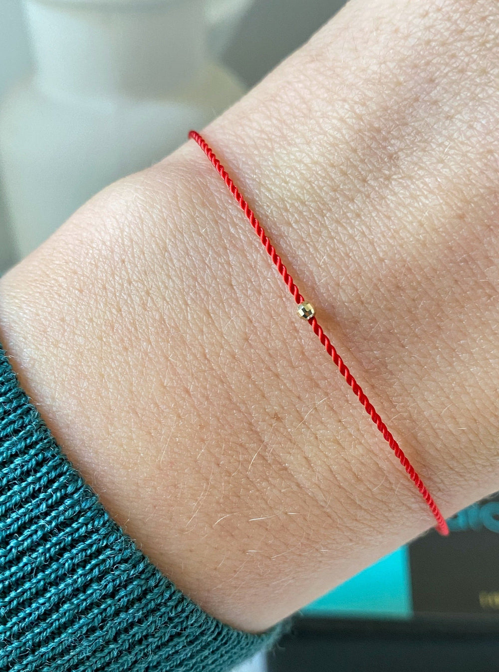 Minimalistic red string of fate